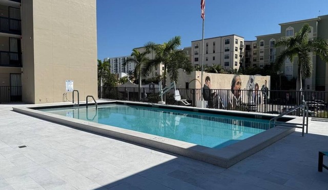 Modern room in Downtown Hollywood, steps away from the beach + Free Breakfast!