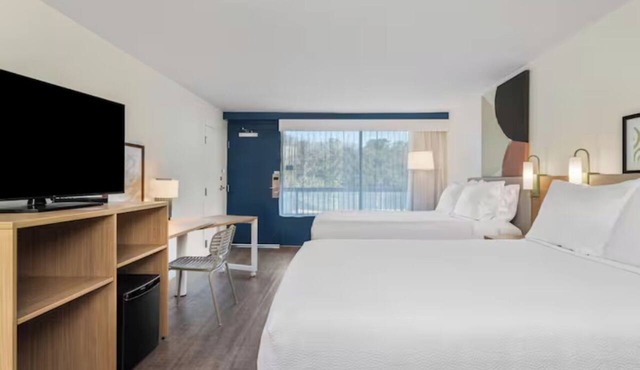 Modern Room w/Complimentary Breakfast & Pool Access