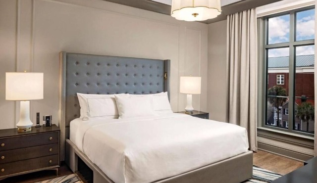 Modern Suite Steps from Liberty Square – Quiet, Central, Comfortable Stay