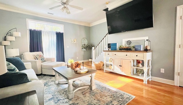 Modern townhouse!A short drive to Downtown Wilmington, UNCW & Wrightsville Beach