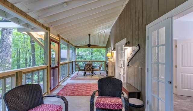 Modern updated apartment/screen porch & fire pit /close to Downtown/Pets ok