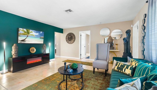 Modern Zen Theme 1 mile from beach with jacuzzi