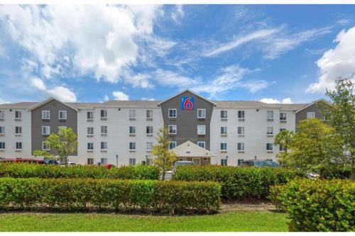 Motel 6 Suites Fort Myers, FL