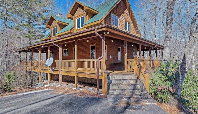 Mountain cabin with wrap-around balcony, games, fireplace, & children's items