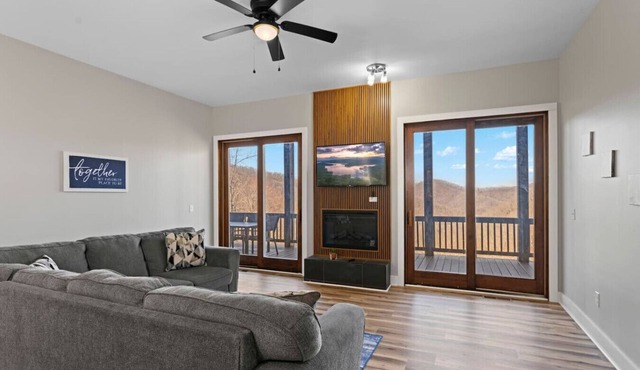 Mountain Stay, King Suite, Fireplace, and Mountain Views! in Sylva