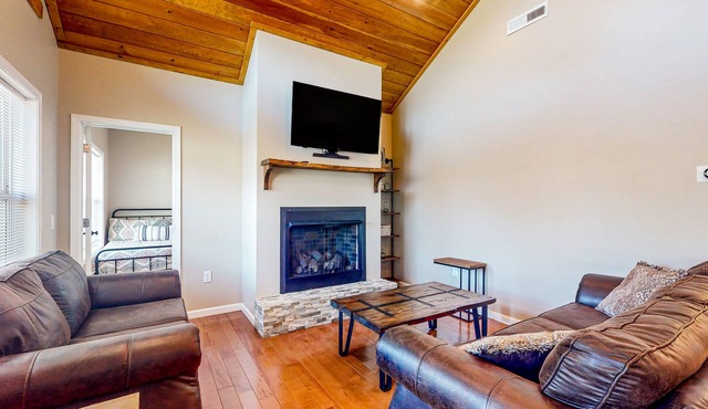 Mountain-view log home w/furnished deck, firepit -hiking, biking, national parks in Marble