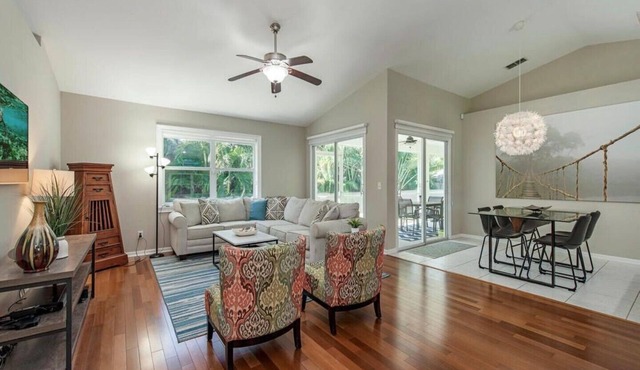 Naples Home Centrally Located Close To Beach & Restaurants in Naples