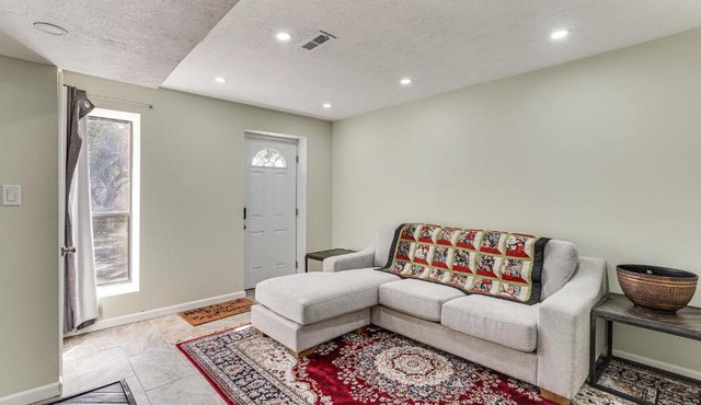 Near Bruce's Field, Downtown & Hospital! Cozy Unit