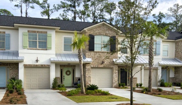 New Beach Townhouse with Pool! Tennis, Pickleball & Bocce around the corner!