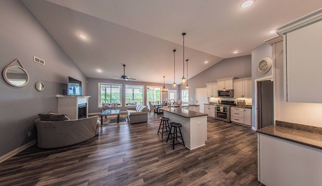 New! Blue Oasis- Lakefront Getaway only 20 minutes from Murray State University. in Murray
