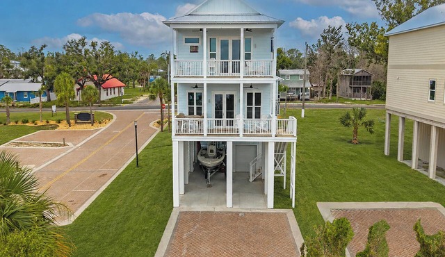 New Estuary home 4 bedroom 3 bath sleeps 10 with boat slip and pool