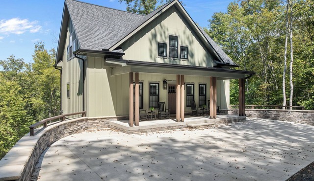 New Home 3 BR/2.5 BA Hot Tub