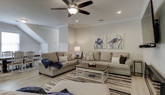 New Luxury 4 BR 3.5 BA Vacation Home 2 Kings 3 Queen Bikes & Beach Gear included