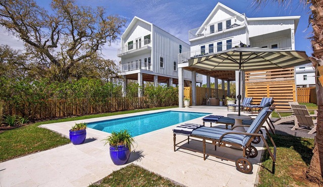 New Luxury Beach Home - Heated Pool + Pickleball! in Pass Christian