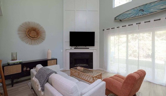 New! Updated Bungalow Close to Beach!