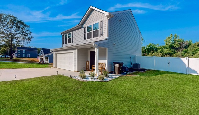 Newly built house with private putting green, fenced in yard + dog friendly