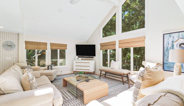 Newly renovated 3 Bedroom property with poolside views