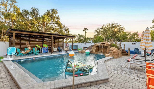 Newly Renovated - Sleeps 8 - Pool w/Slide - Games