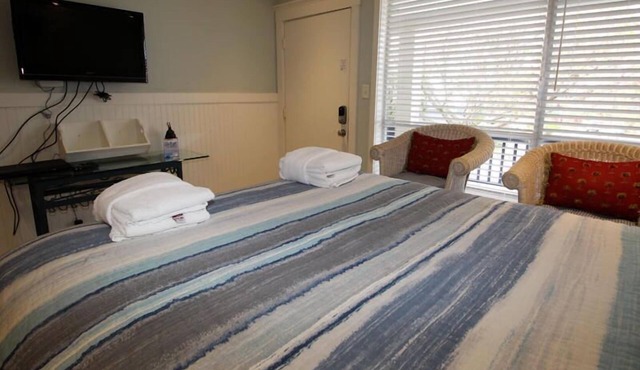 Newly Updated Poolside Studio Steps From Beach, Sandbar, & Tennis