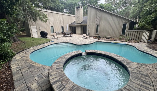 No Stairs! Sea Pines home, Private Pool, Hot Tub, Near Golf, Walk/Bike to Beach