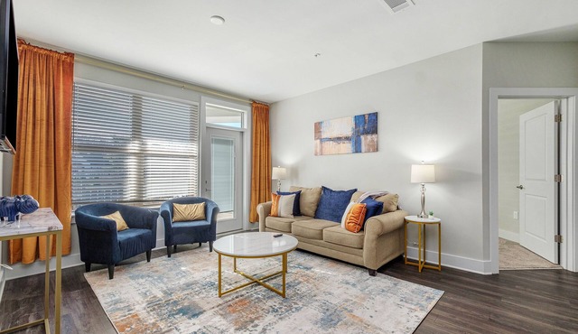 NoDa 2Bdr w/2 King beds| Free Parking| Fast-Wi-Fi| Smart TVs| Balcony