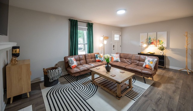 North Hills Oasis- 5mins from North Hills, Newly Renovated, Two En Suites!