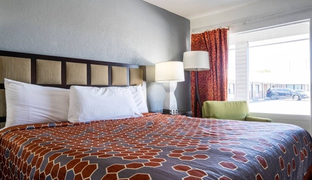 Ocala Monarch Retreat! Non-Smoking King Bed w/Free Breakfast