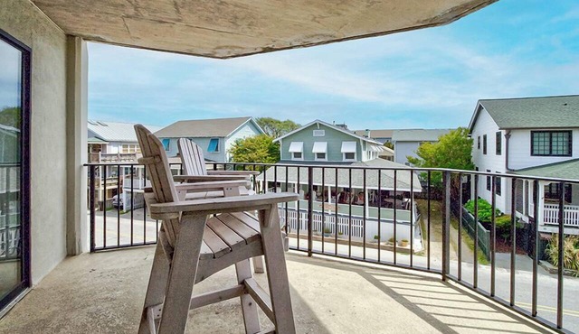 Ocean Views, Balcony, Pool, STEPS to Beach Restaurants Shops
