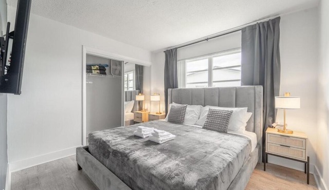 Ocean Whisper - Sleeps 11 - Palm Wave Stays in Coconut Creek