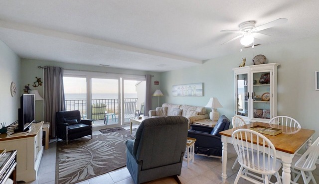 Oceanfront, 2nd-Floor Condo with Great Ocean View, Balcony, WiFi & Shared Pool in Pine Knoll Shores