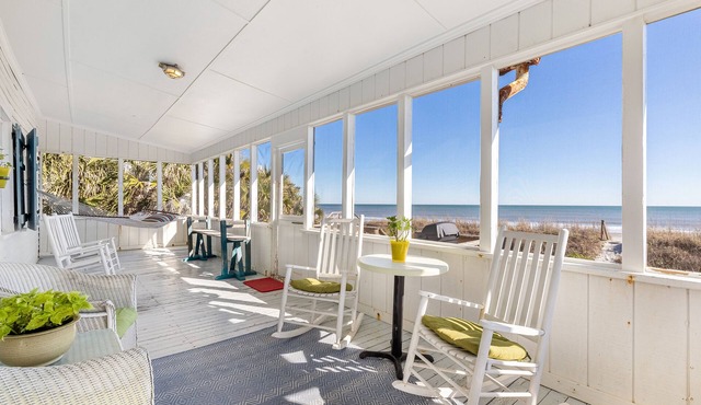 Oceanfront Home/Pet Friendly/Screened Porch/4 Bedrooms/1 Bath/Sleep 8