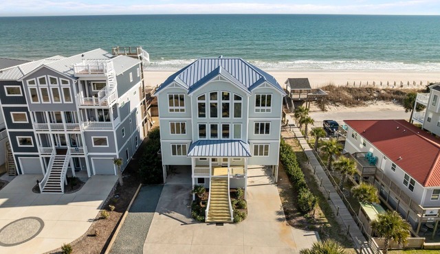 Oceanfront estate with pool, hot tub, elevator, pool table & cook's kitchen in North Topsail Beach
