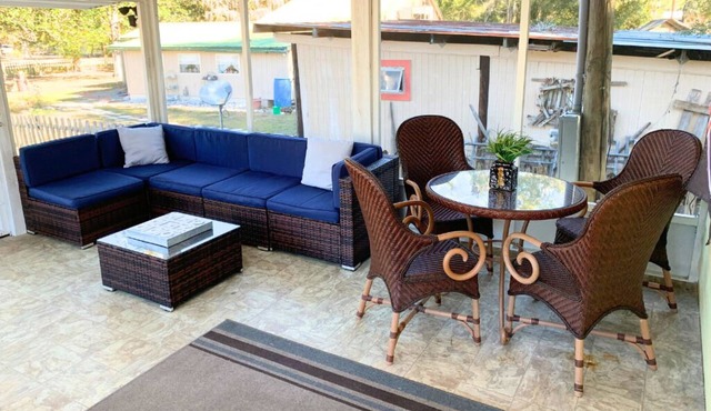 Off Duty Retreat ~ Sleeps 10, Screen Porch, Plenty of Parking, Blackstone Grill