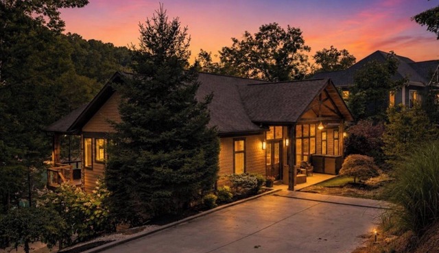 Offseason Oasis on Windsor Ln Beautiful Lake Front Retreat