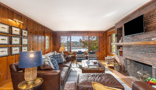 Old Blue's Retreat: Lakeview Cozy Cottage