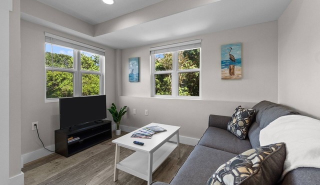 One Bedroom Efficiency w/Kitchenette. Perfect for a Solo or Couples Trip
