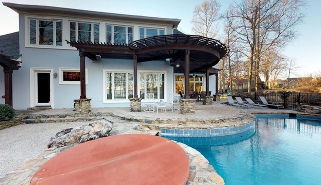 Open Lakefront Floorplan With Infinity Pool, Hot Tub, Sauna, Game Room