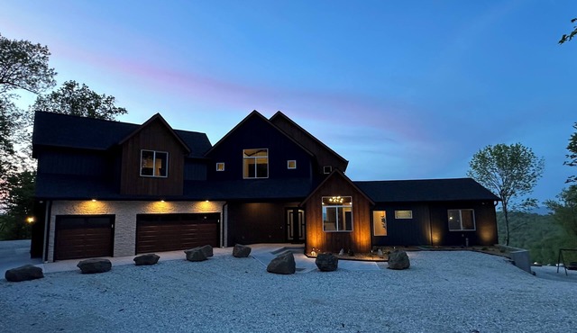 Oslo Mountainside Retreat + Hot Tub + Arcade + Million Dollar View Sleeps 24 in Jasper