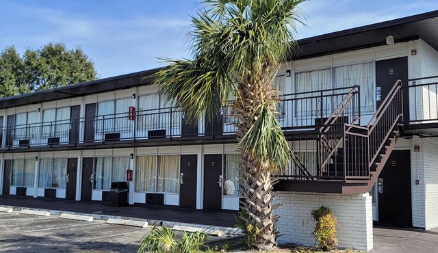 Paramount Lakeside Inn & Suites