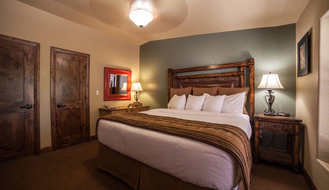 Park Access Suite | 1 Unit | 1.2 Miles to Oscar’s Café & DeZion Art Gallery Art in Springdale