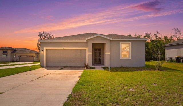 Peaceful 3-bedroom house with AC in charming Poinciana