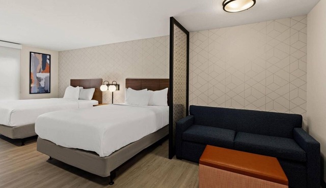 Peaceful Group Stay! 3 Comfy Suites w/Full Kitchen, Gym Access & Free Parking!
