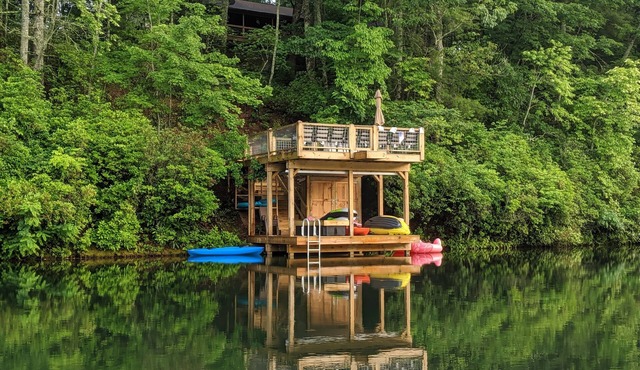 Peaceful Lake Retreat for up to 16 guests featuring gorgeous fall foliage.