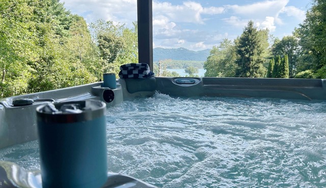 Peaceful Mountain Retreat, Close to Everything, Hot Tub & EV Charger!
