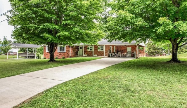 Peaceful Norris Lake retreat, yet close to the action -