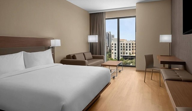 Perfect for Your Next Getaway! Spacious Room with King Bed, Rooftop Pool