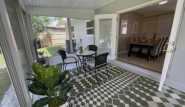 Perfectly furnished delightful modern retreat! (Theatre room, Backyard for dogs)