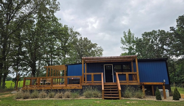 Pet friendly 1 acre fenced yard 2-bedroom house close to Fall Creek Falls