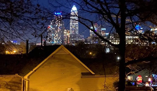Pet friendly 1 bedroom unit walkable to Uptown!