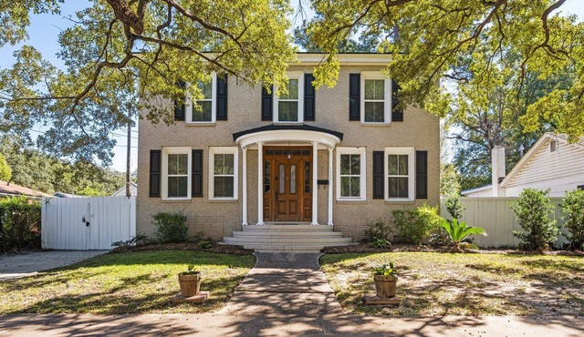 Pet-friendly 105 year old home in historic Downtown Georgetown. Oak-lined streets.